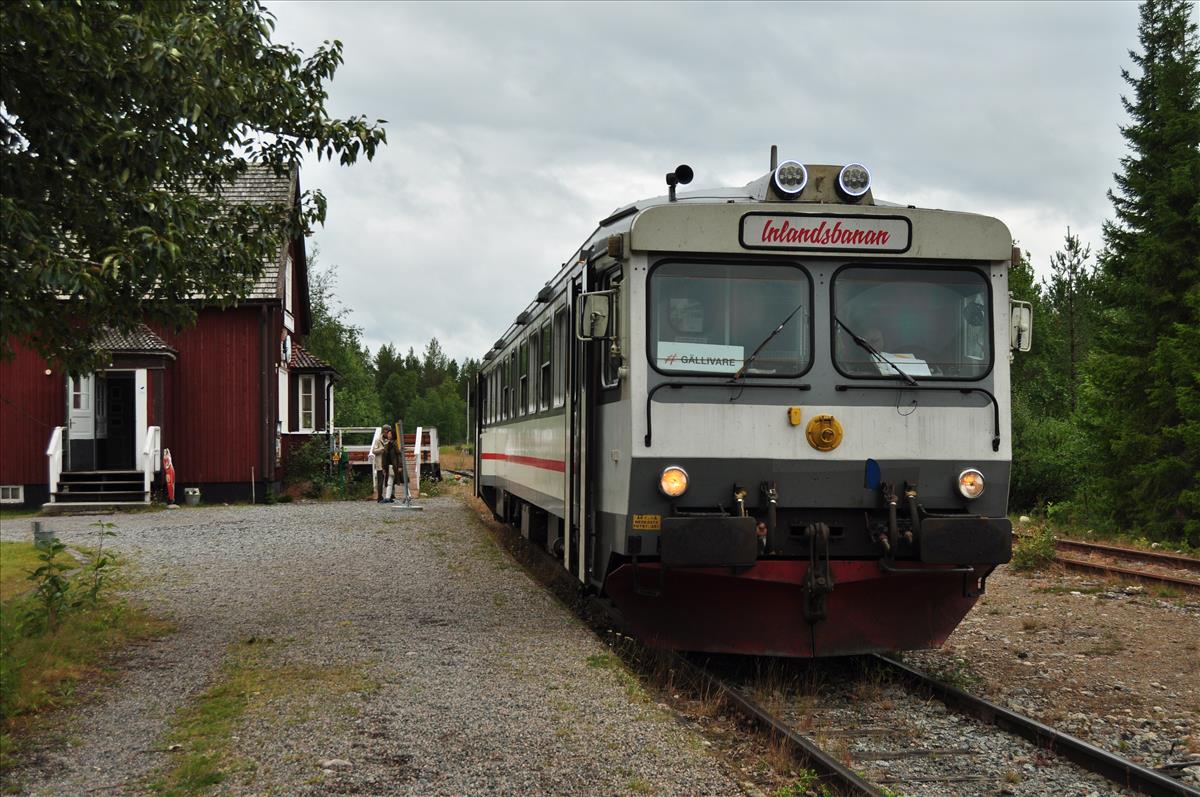 http://www.stifter-mauth.de/bahn/wp-content/uploads/fotos/schweden/2019/096_20190811_Inlandsbanan_Tw1328_Moskosel.jpg