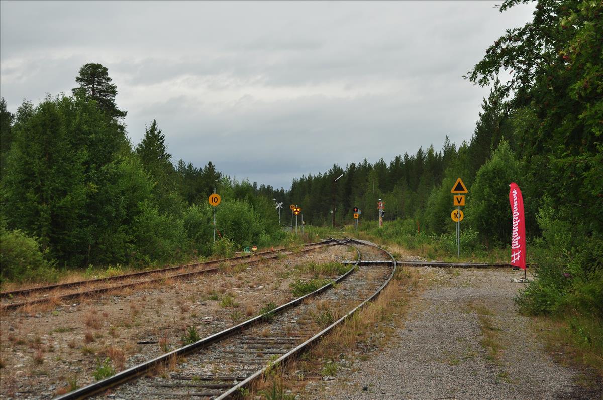 http://www.stifter-mauth.de/bahn/wp-content/uploads/fotos/schweden/2019/097_20190811_Bahnhof_Moskosel_Formsignale.jpg